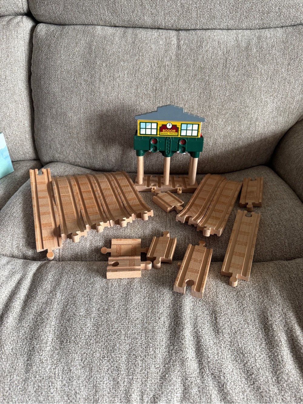 SODO Wooden Train Signal Station & Natural Track Set - Green/Yellow
